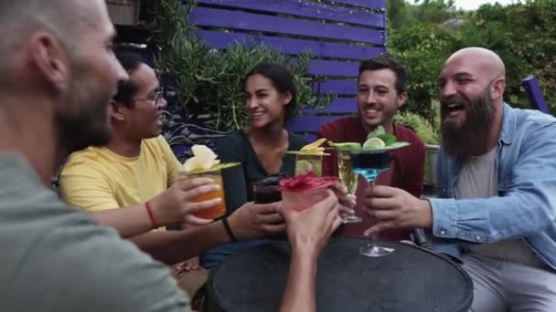 Glückliche trendige Freunde feiern zusammen und jubeln mit Cocktails — Stockvideo