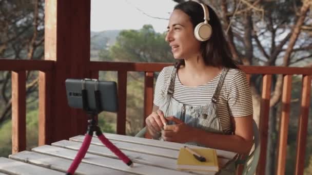 Женщина записывает видеоблог с мобильного телефона — стоковое видео