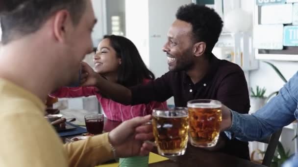 Çok ırklı gençlerden oluşan bir grup kahvaltı yapıyor ve birlikte tezahürat yapıyorlar. — Stok video