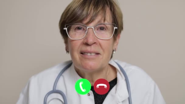 先輩女医が患者さんと話をしますが医療ビデオ相談 — ストック動画