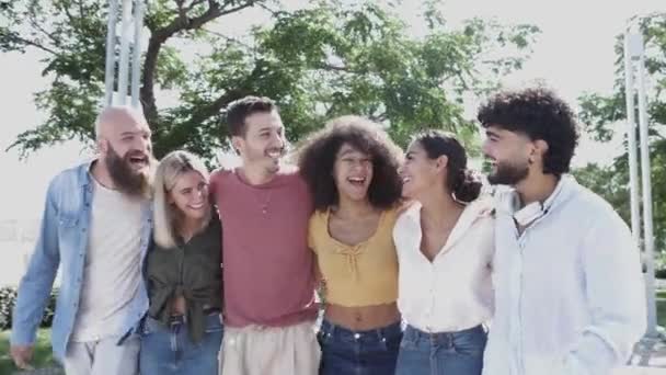 Объединенные мультиэтнические друзья гуляют и веселятся вместе на открытом воздухе — стоковое видео