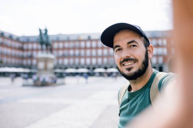 Madrid, İspanya 'da Plaza Mayor' u ziyaret eden mutlu adam - Turizm ve tatil kavramı