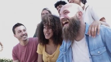 Uluslararası bir grup genç dışarıda eğleniyor.