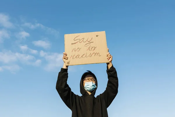 Jonge aziatische man draagt gezichtsmasker protesteren tegen aziatische haat strijd campagne — Stockfoto