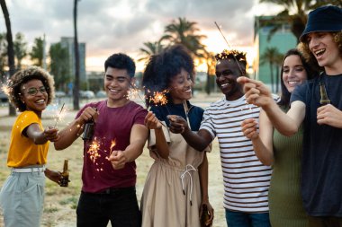 Birleşmiş arkadaşlar dışarıda bira içerken parıltılarla parti yapıyorlar. -