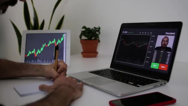Investor muda membuat panggilan video dengan pedagang profesional untuk belajar berinvestasi — Stok Video