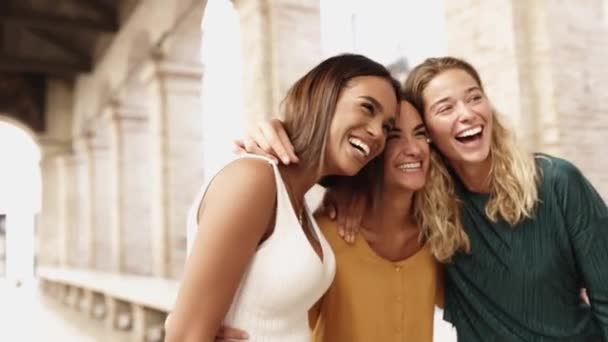 Τρεις χαρούμενες πολυφυλετικές γυναίκες γελάνε μαζί και διασκεδάζουν στο δρόμο — Αρχείο Βίντεο