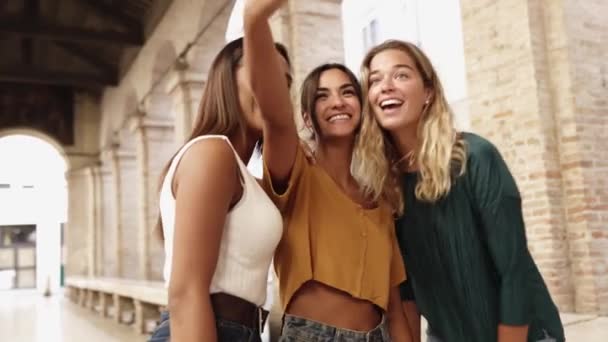 Três felizes amigos femininos multirraciais tomando selfie com telefone celular na cidade — Vídeo de Stock