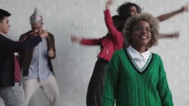 Grupo de jóvenes bailando al aire libre mientras celebran juntos — Vídeo de stock