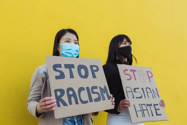 Δύο νέες Ασιάτισσες κατά τη διάρκεια διαμαρτυρίας κατά του ρατσισμού — Φωτογραφία Αρχείου