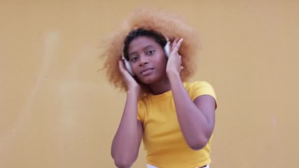 Happy afro americká baví a tanec při poslechu hudby se sluchátky — Stock video