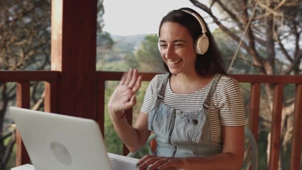 Mulher fazendo uma chamada de vídeo em casa terraço usando laptop — Vídeo de Stock