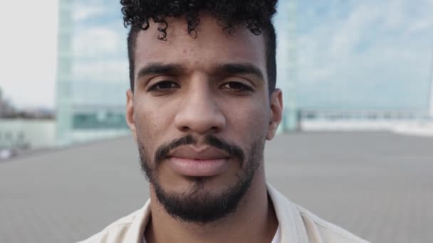 Sorrindo jovem olhando para a câmera — Vídeo de Stock