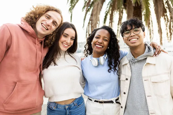 Retrato de grupo milenar unido de amigos ao ar livre - Sorrindo jovens estudantes pessoas abraçando uns aos outros enquanto se divertem juntos em férias na rua da cidade - Conceito de juventude e amizade — Fotografia de Stock