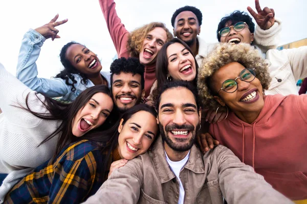 Großes Gruppenporträt diverser junger Menschen zusammen im Freien — Stockfoto