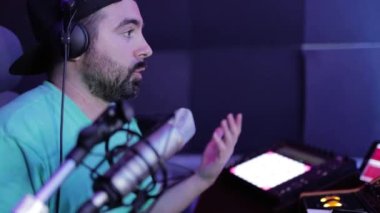 Genç Amerikalı müzik yapımcısı yeni albüm yaparken çevrimiçi yayın yapıyor 