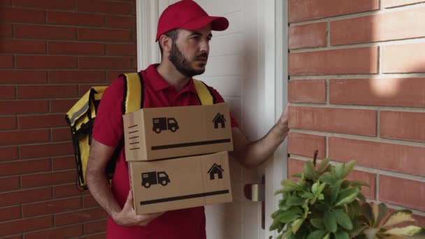 Ung hispanic delivery rytter leverer en pakke til kostymet – stockvideo