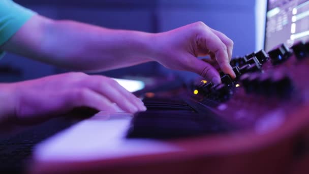 Close up man handen produceren van elektronische muziek in home studio — Stockvideo
