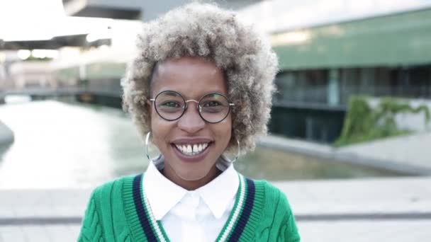 Neşeli Afro-Amerikalı kadın dışarı bakıp gülüyor. — Stok video