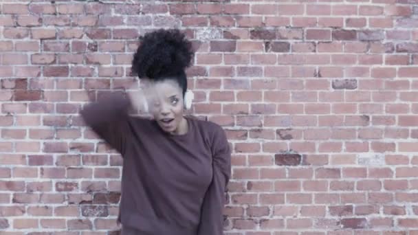 Счастливая молодая африканская американка развлекается, танцуя на улице. — стоковое видео