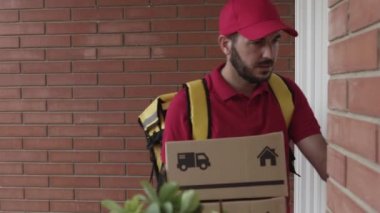 İspanyol kurye bir paket getiriyor.