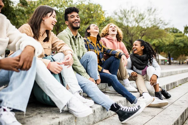 Grupo multirracial de jovens amigos estudantes adolescentes rindo juntos ao ar livre — Fotografia de Stock