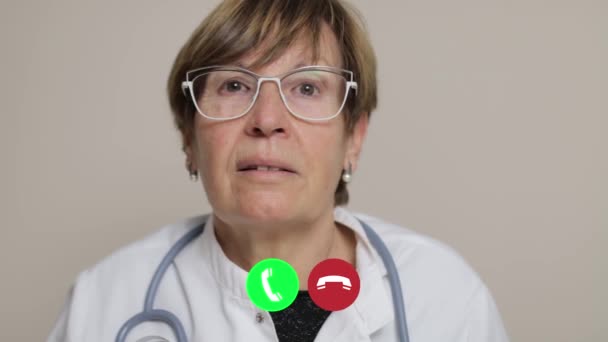 医療ビデオ相談を聞きながら患者の話を聞く先輩女医 — ストック動画