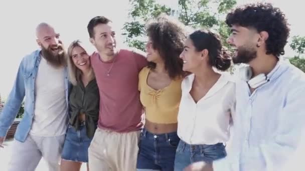 Gelukkig verenigde groep van multiraciale gelukkige vrienden wandelen in de stad straat — Stockvideo