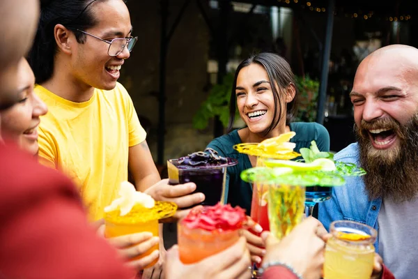 Feliz grupo multiétnico de amigos tomando cócteles de moda en un bar en la terraza —  Fotos de Stock