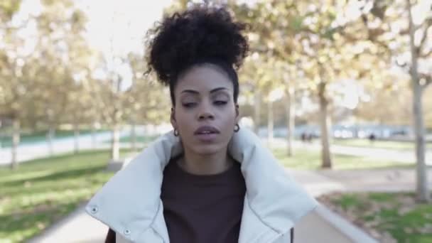 Moda düşkünü Afro-Amerikan kadın şehir caddesinde yürüyor. — Stok video