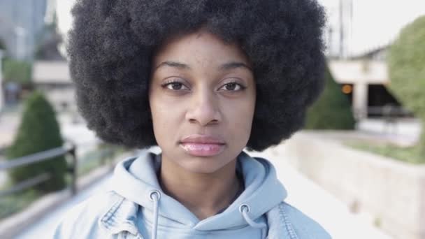 Smiling portrait of mixed race young african american woman with afro hairstyle — Stockvideo