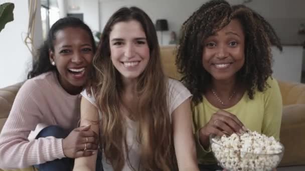 Tre donne si divertono mentre giocano ai videogiochi di intrattenimento online a casa — Video Stock