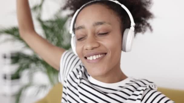 快乐的年轻非洲女人一边在家里听音乐一边玩乐 — 图库视频影像