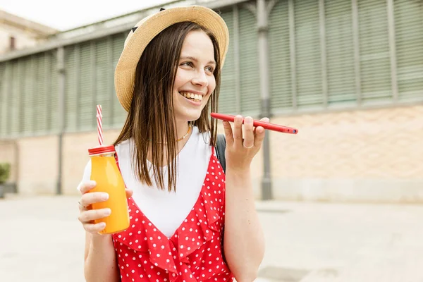 Vrolijke vrouw met behulp van mobiele telefoon in de stad straat — Stockfoto