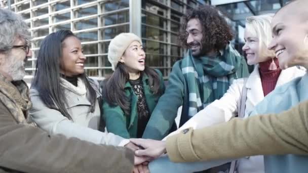 Grupo de empresários pessoas unindo as mãos ao ar livre — Vídeo de Stock