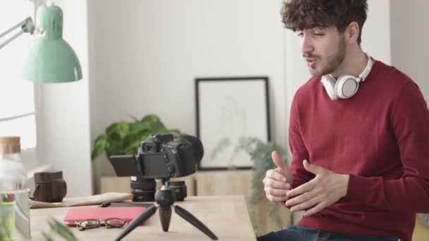 Erkek yaratıcı vlogger yeni fotoğrafçılık eğilimleri hakkında video içeriği kaydediyor — Stok video