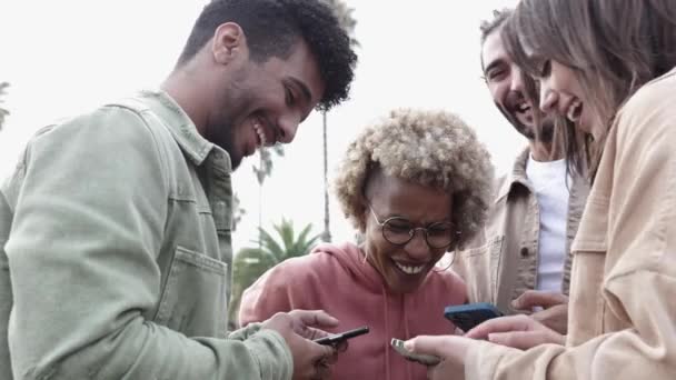 Boldog barátok szórakozás együtt, miközben vicces videókat néz okos telefonon — Stock videók