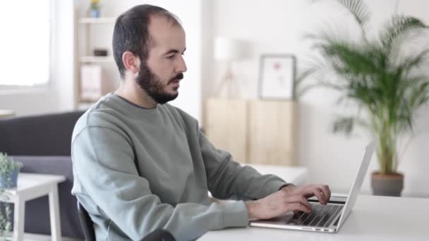 Homem adulto médio trabalhando no laptop de casa - Freelancer e conceito de empreendedor — Vídeo de Stock