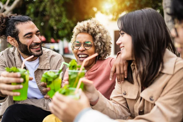 Amigos turísticos multirraciales riendo juntos y divirtiéndose bebiendo mojito —  Fotos de Stock
