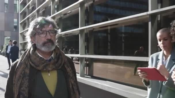 Erfolgreicher erwachsener Senior mit grauen Haaren spaziert durch Finanzviertel der Stadt — Stockvideo
