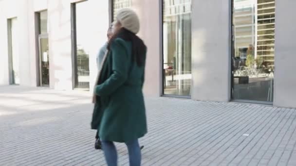 Mitte erwachsene Geschäftsfrau läuft im Finanzviertel mit Handy — Stockvideo