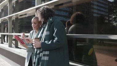 Dijital tablet kullanırken projeyi tartışan iki genç iş arkadaşı