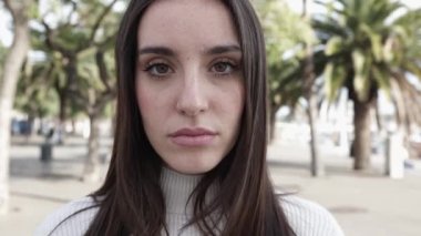 Kameraya gülümseyen güzel bir kadının portresi.