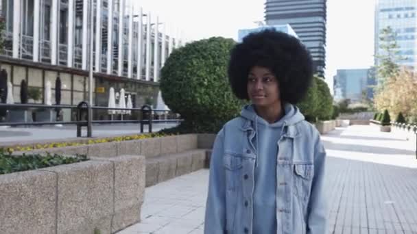Νεαρή Αφρο-Αμερικανίδα φοιτήτρια που περπατάει έξω από το πανεπιστήμιο — Αρχείο Βίντεο