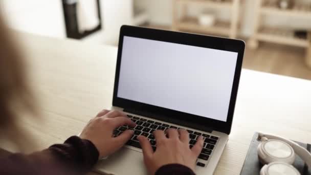 Joven empresaria mujer que trabaja en la pantalla blanca blanca portátil en blanco — Vídeo de stock