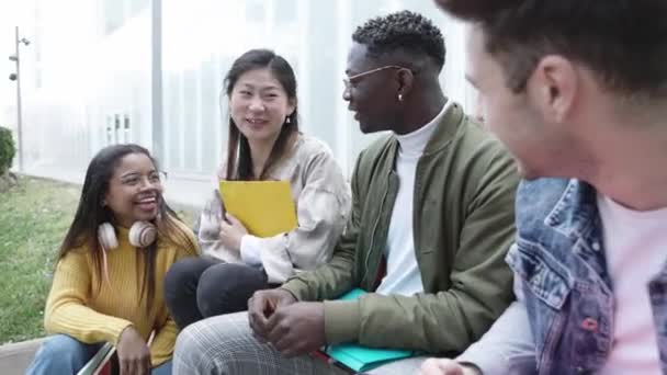 Amis étudiants multiraciaux rire ensemble tout en parlant sur le campus collège — Video