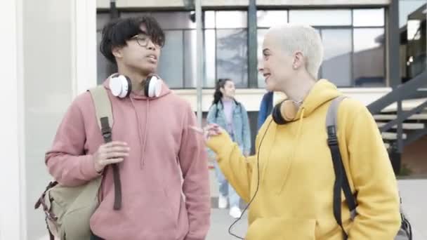 Multiraciální mladí studenti přátelé mluví po třídách v kampusu vysoké školy — Stock video