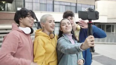 Sosyal medya ağları için video blogu kaydeden genç öğrenciler