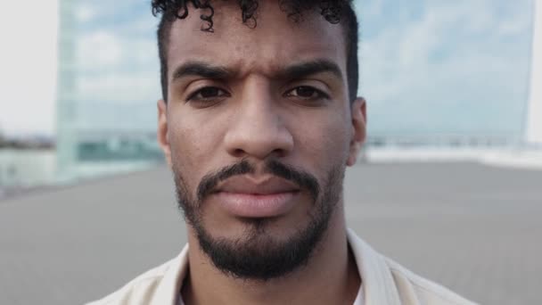 Serious face portrait of young man looking at camera — Stock Video