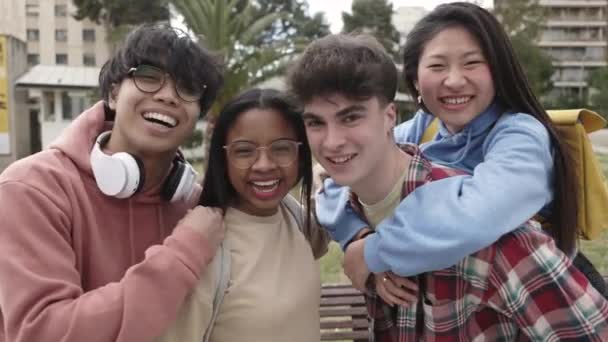 Groepsportret van jonge multiraciale studenten vrienden op school campus — Stockvideo